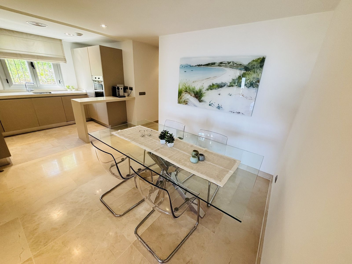 Elegant 3-slaapkamer hoek-tuinappartement met zee- en bergzichten in La Mairena in La Mairena - foto 9