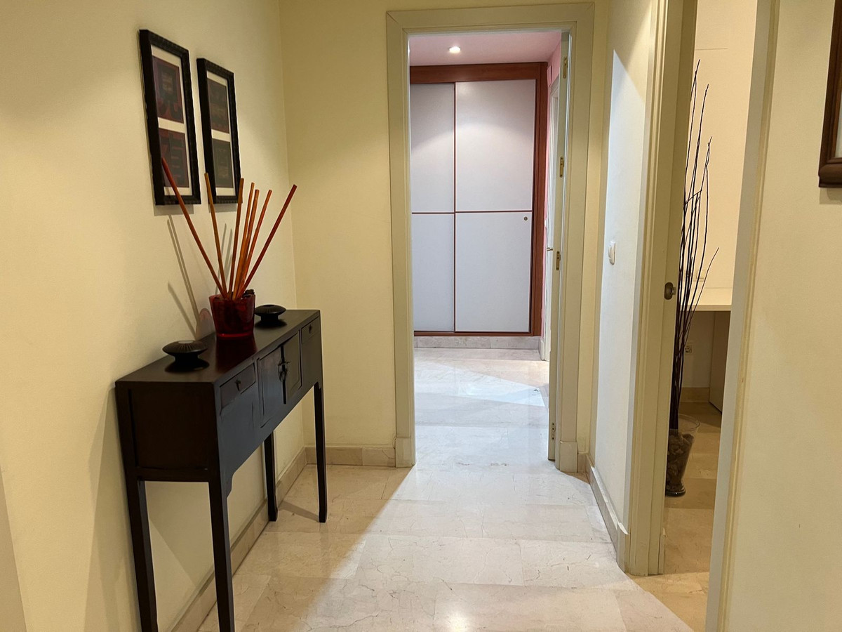 Drie-slaapkamer appartement in Nueva Andalucía in Nueva Andalucía - foto 11